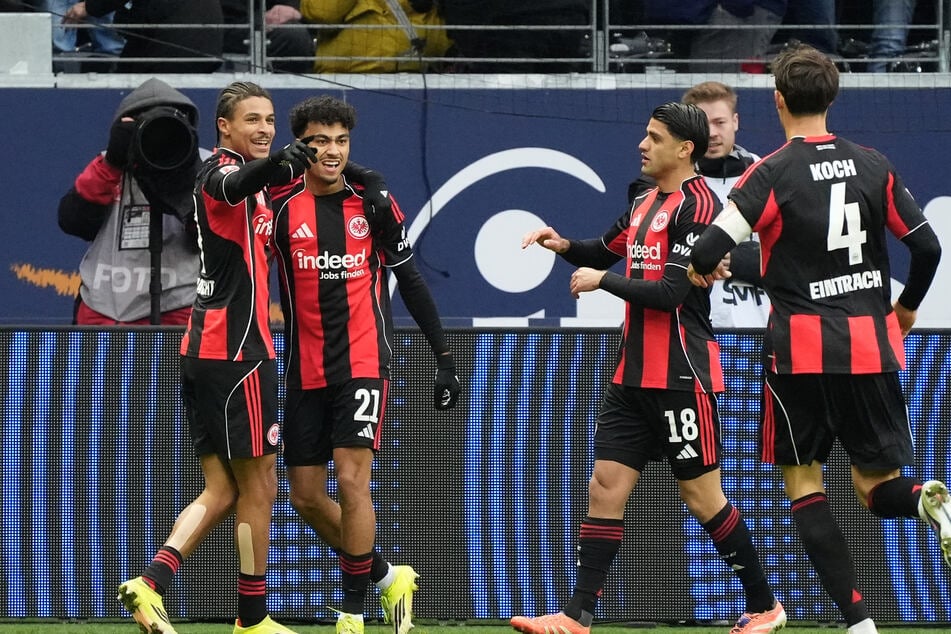 Nathaniel Brown (2.v.l.) zählte bei Eintracht Frankfurt in der abgelaufenen Saison zu den wenigen Lichtblicken.
