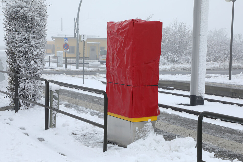 Auch der Automat an der Gleisschleife in Pennrich wurde zerstört und deshalb mit einer Plane abgedeckt.