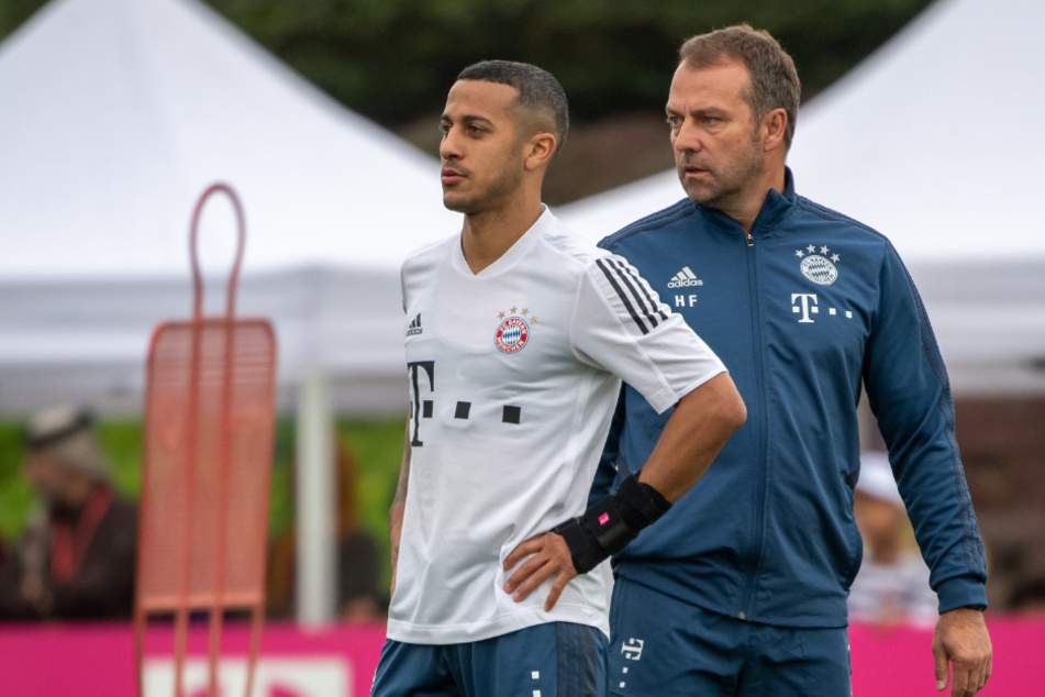 Cheftrainer Hansi Flick und Ball-Virtuose Thiago bei einem Training des FC Bayern München.