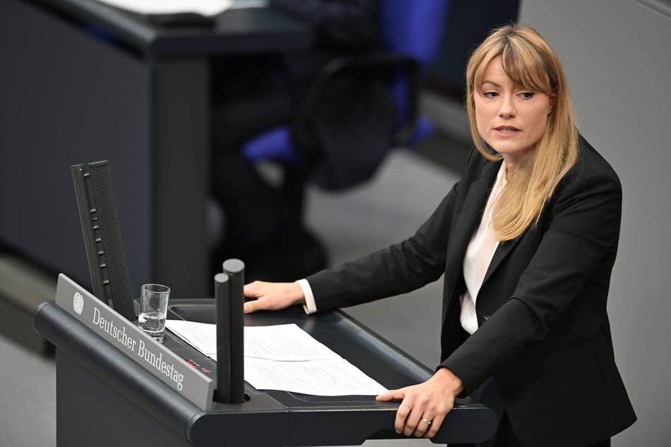 Dass die Asylklageverfahren wieder länger dauern, erklärt sich Clara Bünger (40, Die Linke) auch damit, dass das Bamf 2025 vermehrt Geflüchtete aus Ländern abgelehnt habe, in denen sich die Menschenrechtslage eher verschlechtert habe.