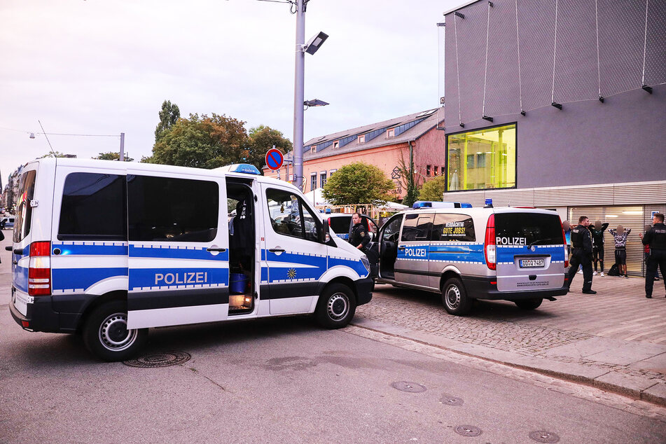 Beamte der Polizei kontrollieren Passanten auf der Alaunstraße. (Archivbild)