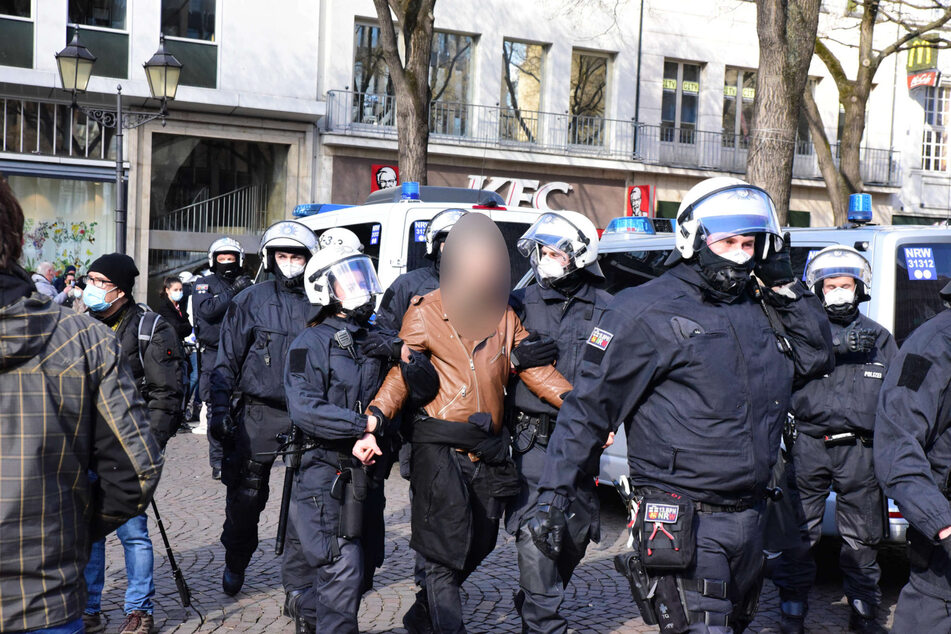 Am Samstag haben Corona-Leugner und ihre Gegner die Polizei in der Kölner Innenstadt auf Trab gehalten.