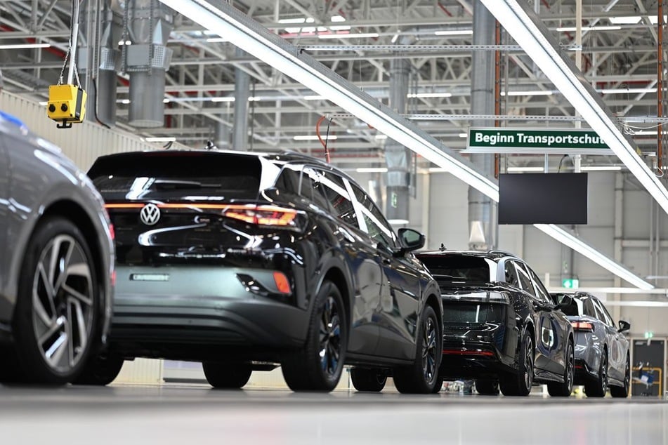 Die Nachfrage nach E-Autos, die unter anderem im VW-Werk in Emden gebaut werden, ist schwach.