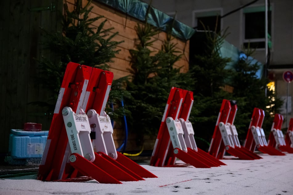 Wie im letzten Jahr werden Fahrzeugsperren, wie hier am Rotkreuzplatz, verhindern, dass Fahrzeuge in den Bereich fahren können.