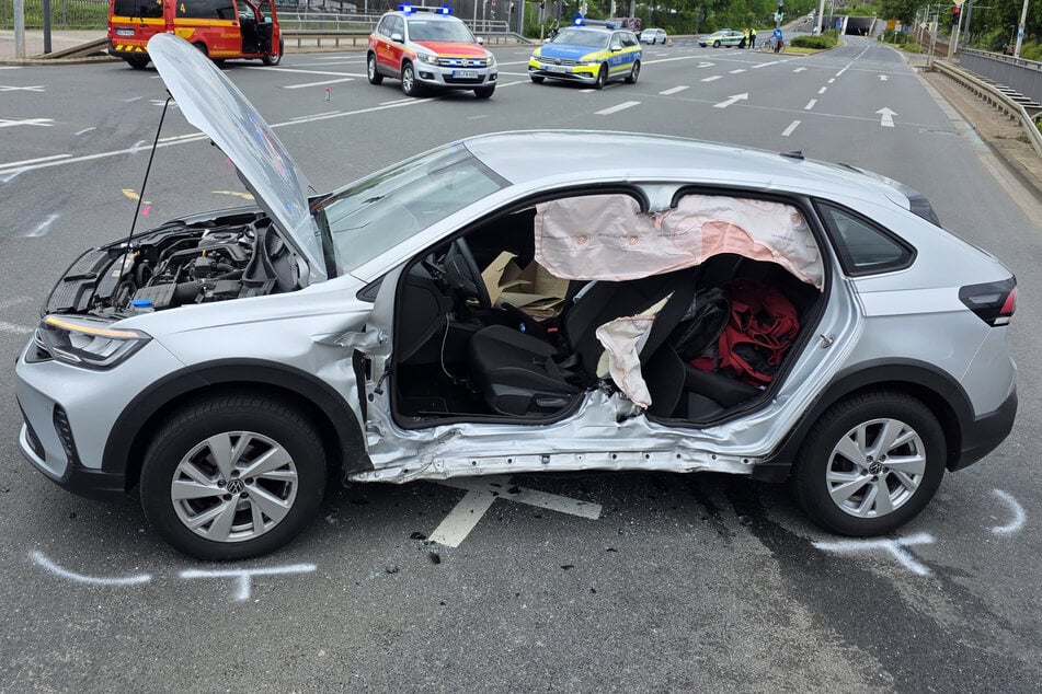 Die Tür eines der verunfallten Fahrzeuge musste entfernt werden.