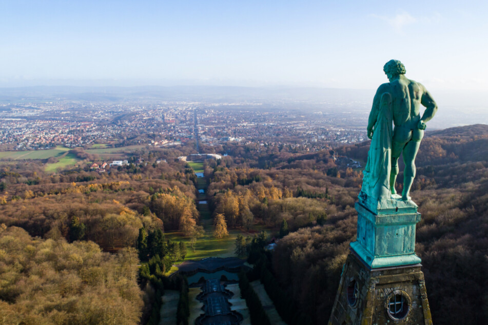 Der Herkules, eine Kupferstatue, steht im UNESCO-Weltkulturerbe Bergpark Wilhelmshöhe vor dem Panorama der Stadt Kassel (Archivbild).