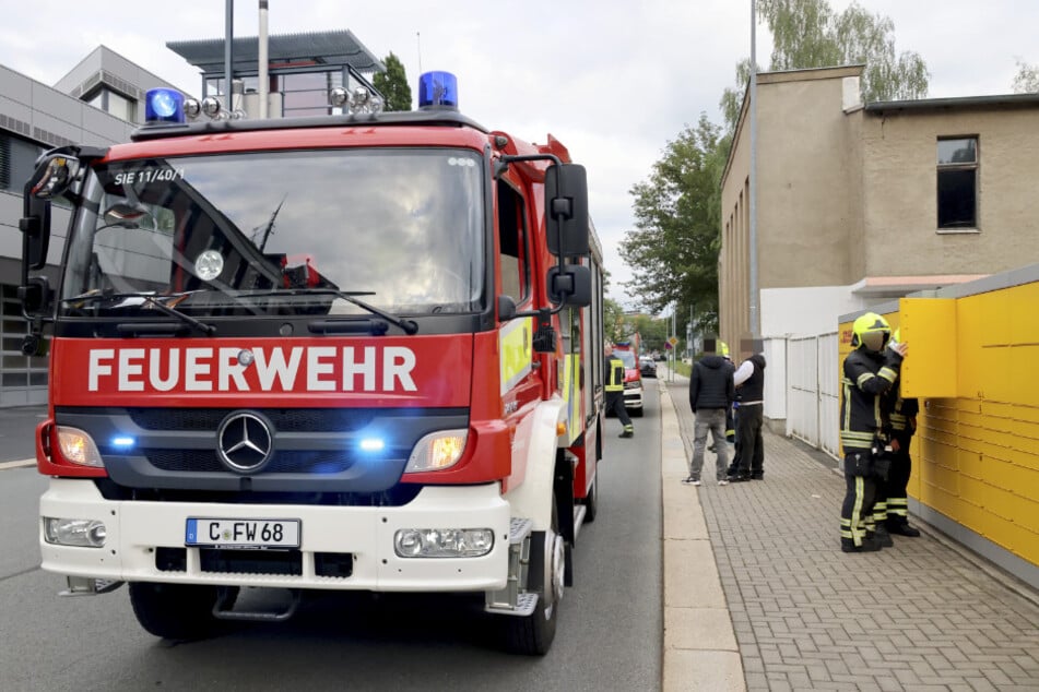 Die Feuerwehr befreite den jungen Mann aus der XXL-Paketbox.