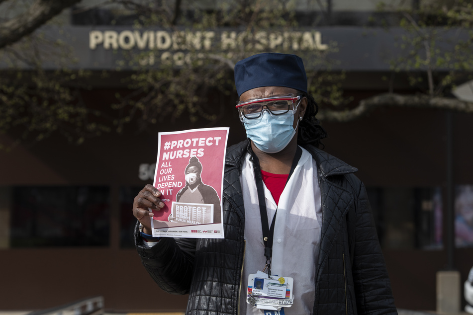 Shelia Rickman, Krankenschwester in der Notaufnahme von Provident Hospitals in Chicago, protestiert zusammen mit anderen Krankenschwestern und Unterstützern vor dem Krankenhaus gegen die Entscheidung, die Notaufnahme des Krankenhauses inmitten der Coronavirus-Pandemie zu schließen. Weltweit fehlen nach Angaben der Weltgesundheitsorganisation (WHO) 5,9 Millionen professionelle Krankenschwestern und Pfleger.