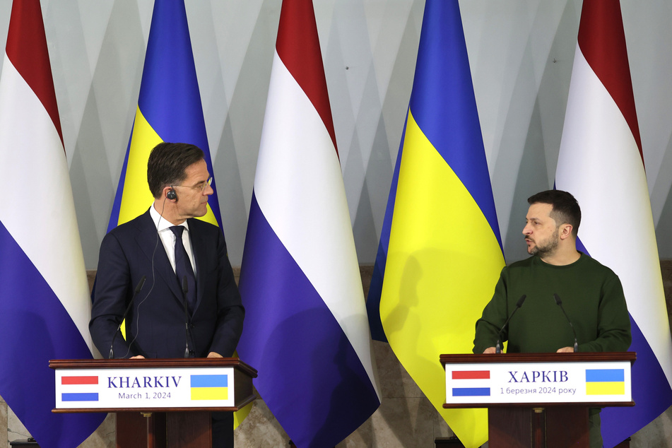 Wolodymyr Selenskyj (46, r), Präsident der Ukraine, und Mark Rutte (57), Ministerpräsident der Niederlande, sprechen auf einer gemeinsamen Pressekonferenz.