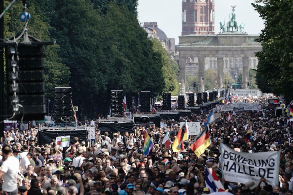 Bei der großen Anti-Corona-Demonstration am Samstag wurden die geltenden Hygieneregeln wiederholt missachtet. Daher berät der Berliner Senat über die Einführung einer Maskenpflicht für Demonstranten. (Symbolfoto)