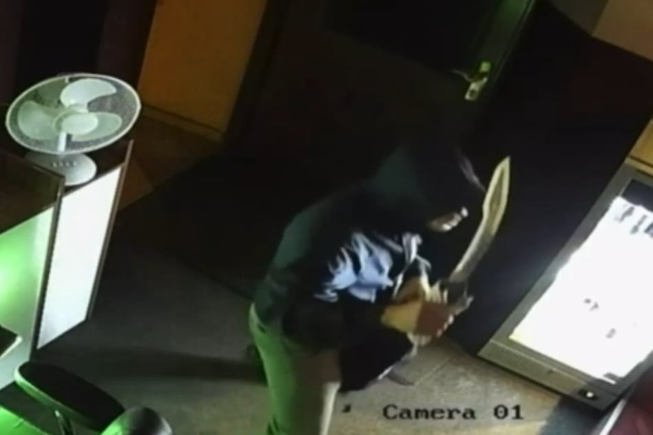 Szenen wie im Urwald. Ein Macheten-Mann betritt das Casino und schreit "Geld her" mit Akzent...