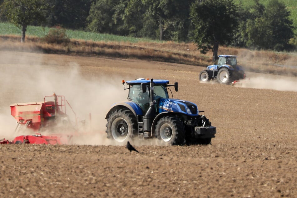Zwei Traktoren wirbeln bei der Feldarbeit Staub auf. Trockenheit ist nur eines von vielen aktuellen Problemen der Landwirte. (Symbolfoto)