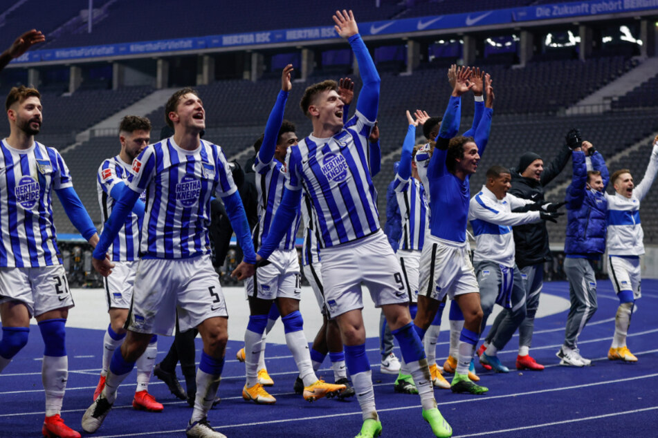 Die Mannschaft feiert nach Schlusspfiff vor der leeren Ostkurve den Derby-Sieg.