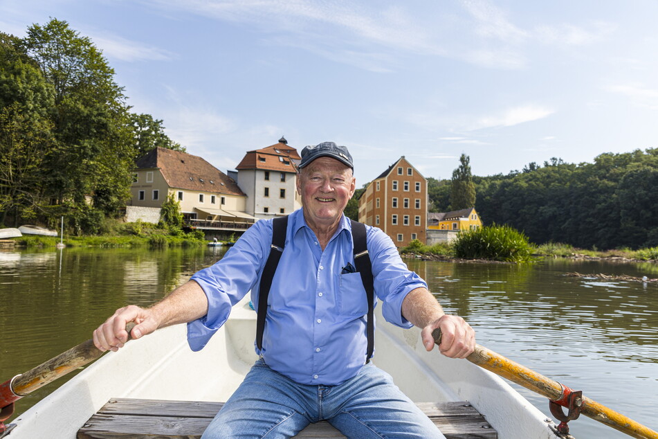Steckt voller Tatkraft: Georg W. Schenk (72) im Ruderboot vor der Görlitzer Obermühle.