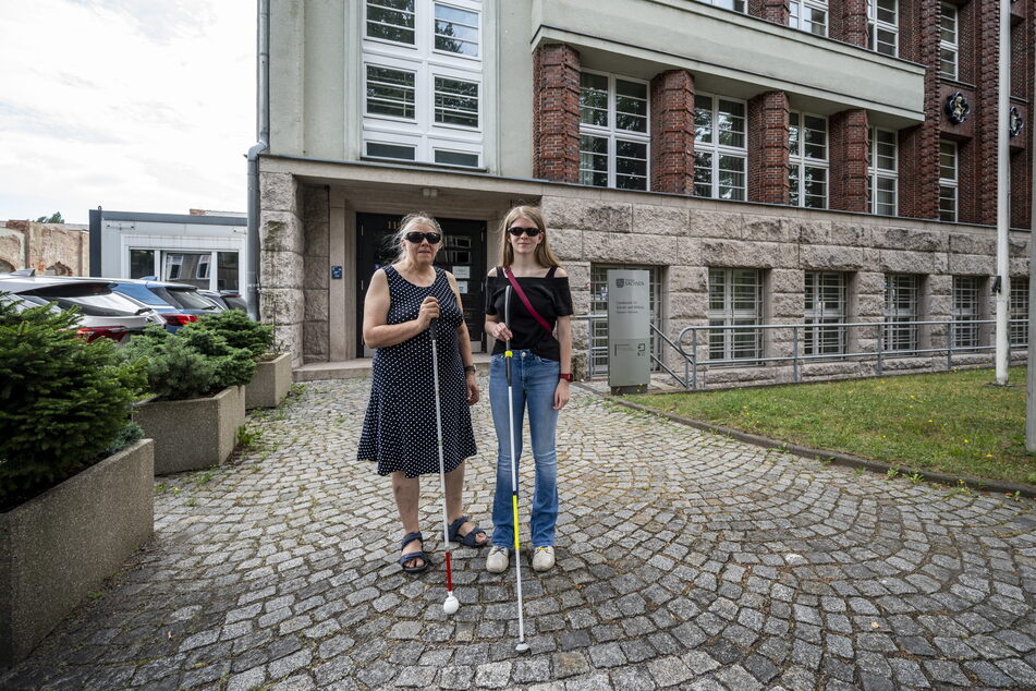 Silja Dana Schray (17, r.) und ihre Mutter Birgit Halder (61) kämpfen dafür, dass Silja aufs Gymnasium kann.