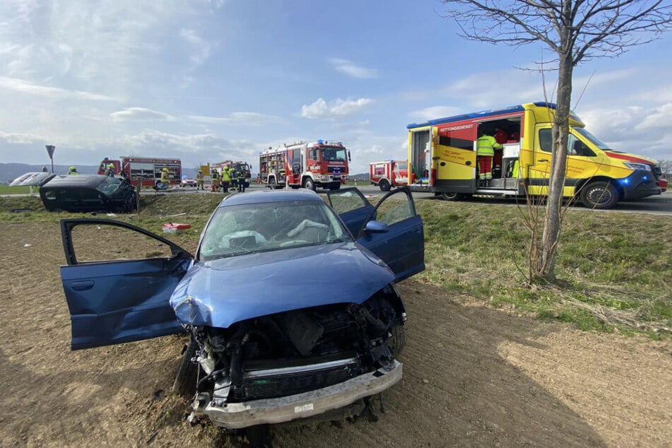 Bei Blankenburg sind am Mittwochnachmittag zwei Fahrzeuge frontal ineinander gekracht.