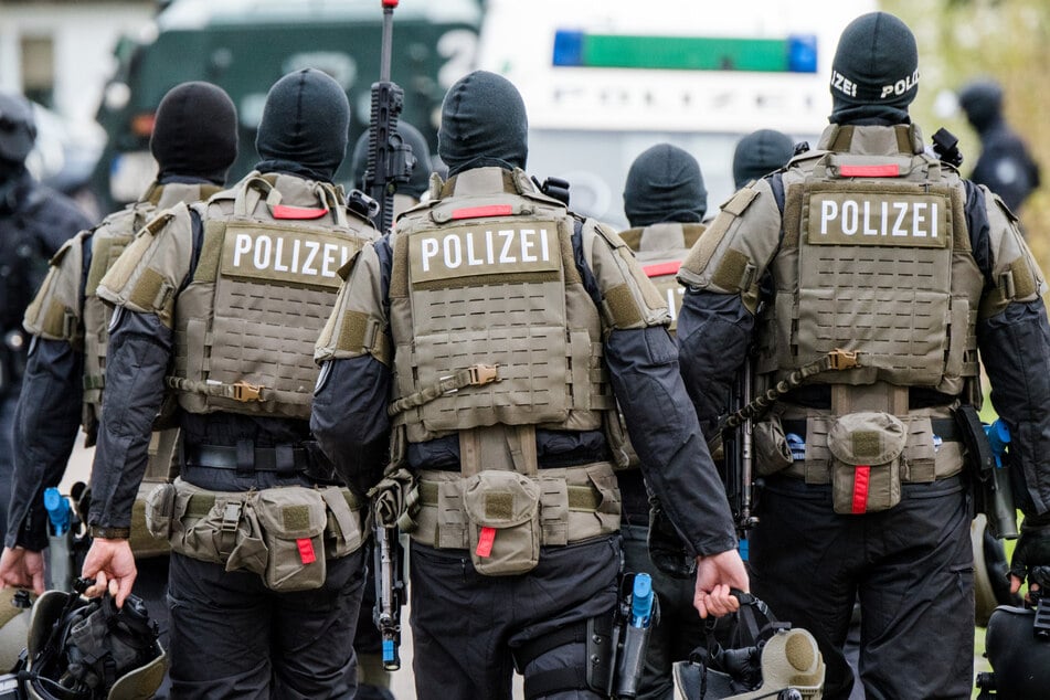 Weil der Bewohner (65) nicht anzutreffen war, verschafften sich Spezialeinsatzkräfte (SEK) gewaltsam Zutritt zu der Wohnung. (Symbolfoto)