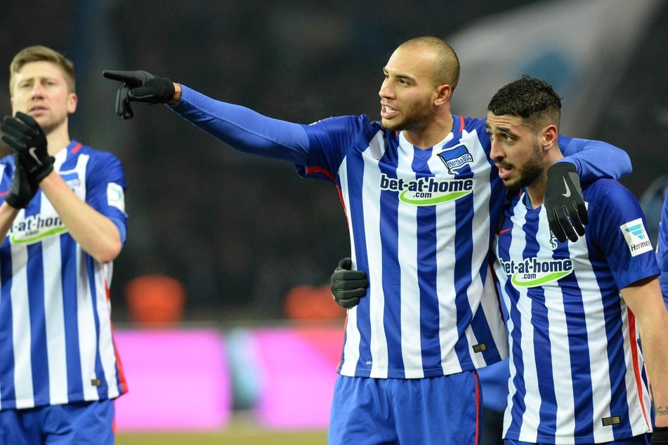 John Anthony Brooks (M.) und Tolga Cigerci (r.) waren viele Jahre Mitspieler bei Hertha. (Archivfoto)
