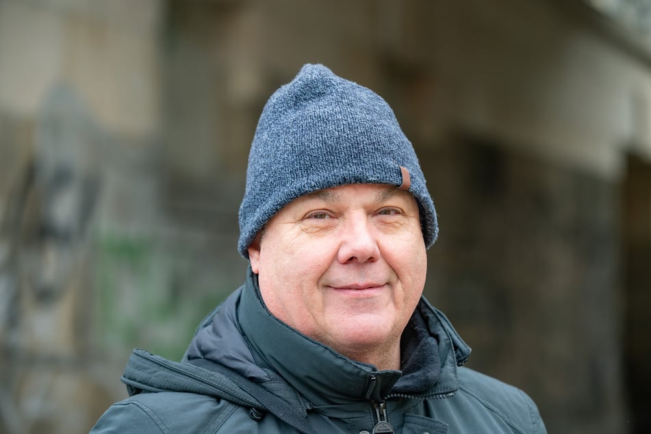 Fahrgast Olaf Gawron (63) sieht das Problem nicht bei den Tauben, sondern den Menschen.