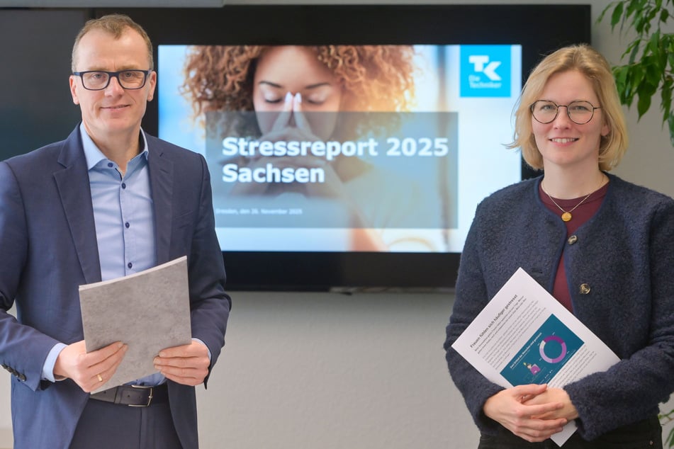 TK-Landes-Chef Alexander Krauß (49) und Kulturwissenschaftlerin und Psychologin Saskia Rudolph (40) stellten die neue Umfrage zu Stress in Sachsen am Mittwoch in Dresden vor.