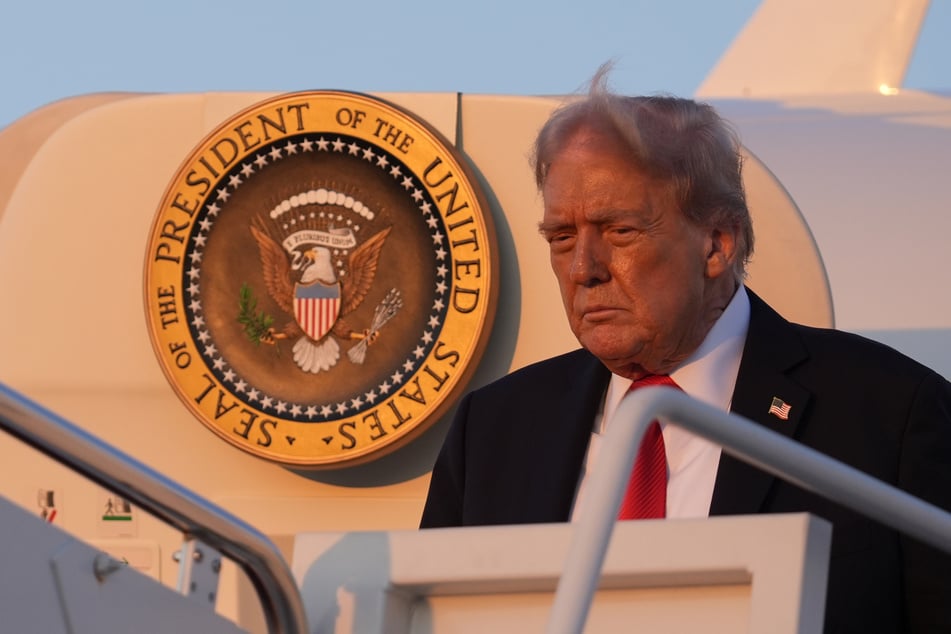 US-Präsident Donald Trump (79) am Sonntag, während er aus der Air Force One steigt.