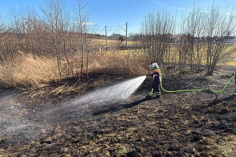 Einsatzkräfte der Feuerwehr löschen einen Brand an einem Bahndamm im Landkreis Pfaffenhofen an der Ilm.