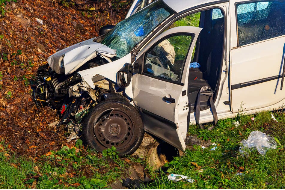 Heftiger Unfall: Renault kommt auf Gegenfahrbahn, Fiat-Fahrer kann nicht mehr ausweichen