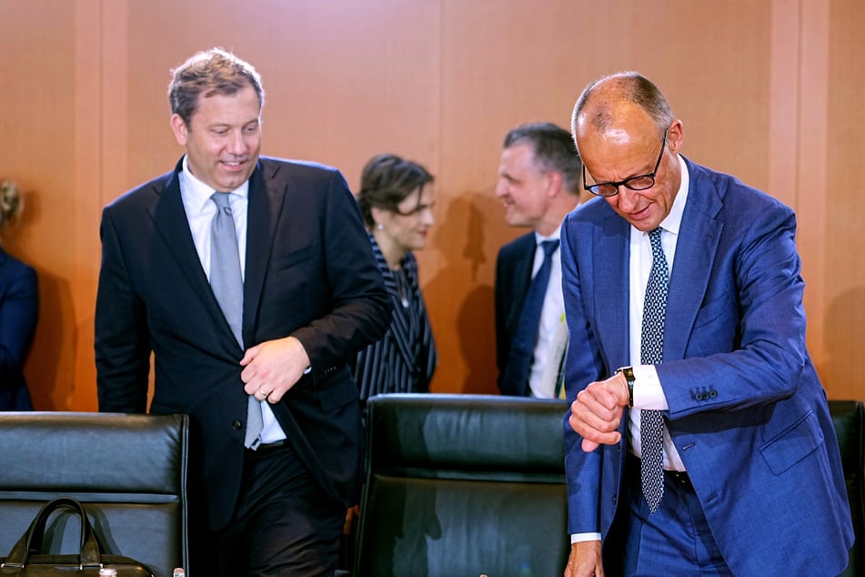 Finanzminister Klingbeil (48, SPD, l.) und Kanzler Merz (70, CDU, r.) sind sich einig: 2027 sollen mehr Schulden gemacht werden.