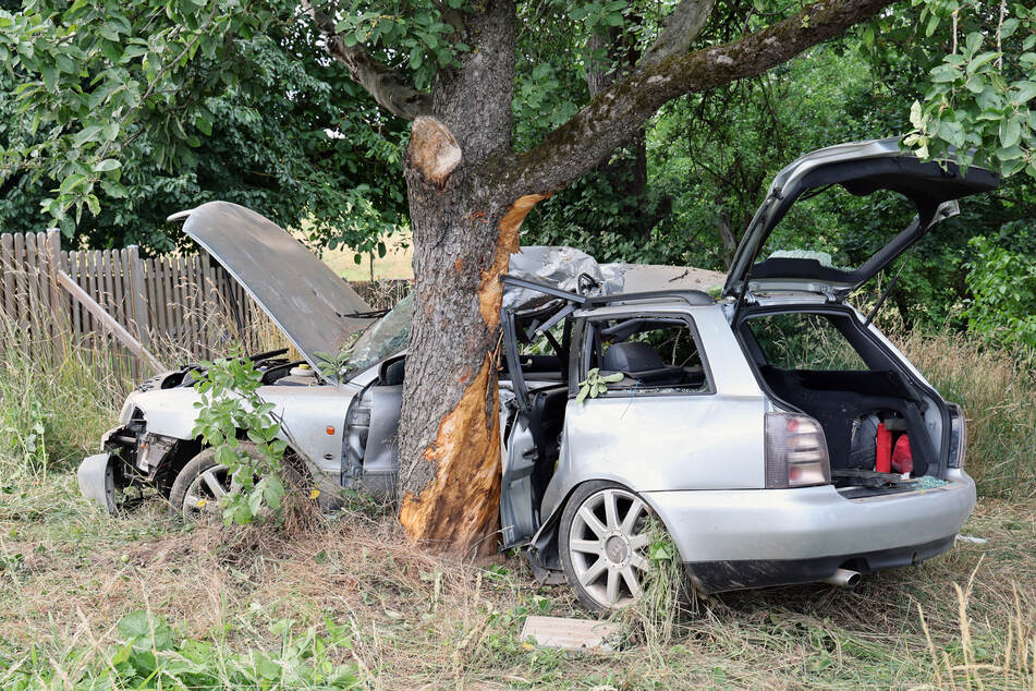 Durch die Wucht des Aufpralls wickelte sich der Audi förmlich um den Baum herum.