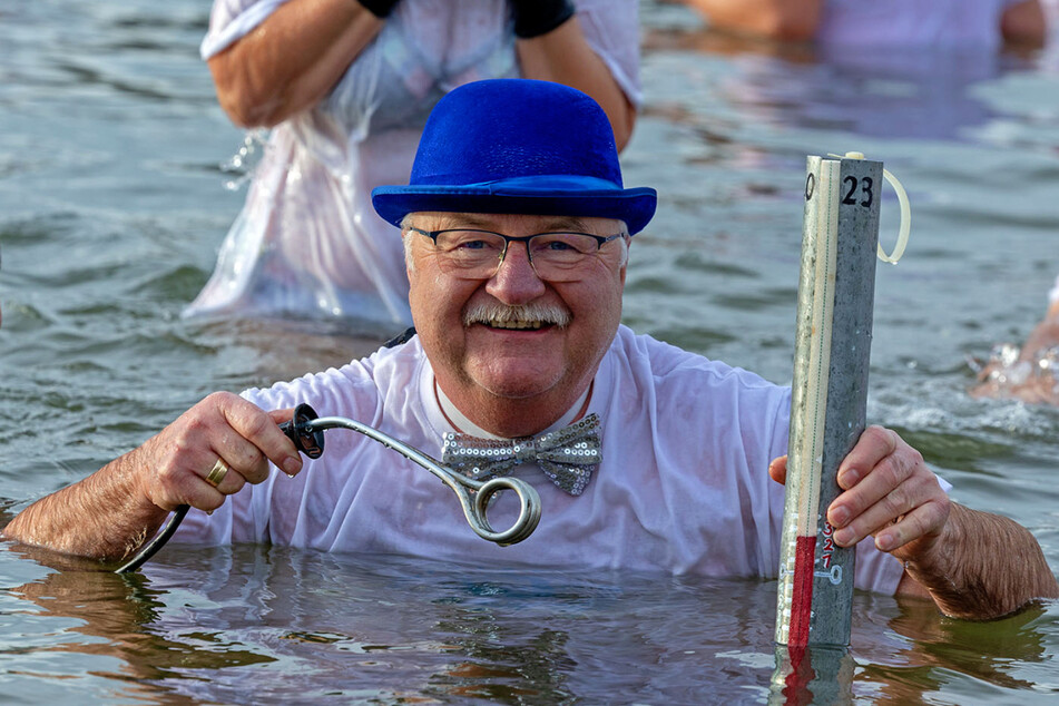 Spaß mit Tauchsieder und Thermometer: Heinz Müller (69) führt die Chemnitzer Winterschwimmer ins Wasser.
