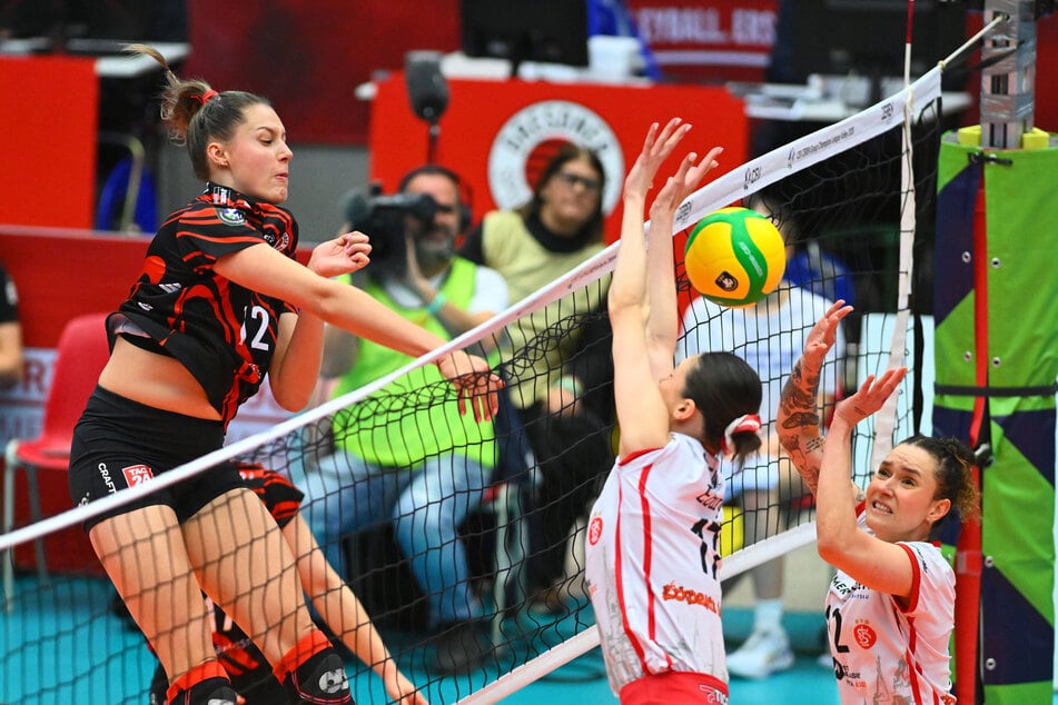 Auf die Power von DSC-Mittelblockerin Mette Pfeffer (20, l.) hatte Lodz keine passende Antwort.