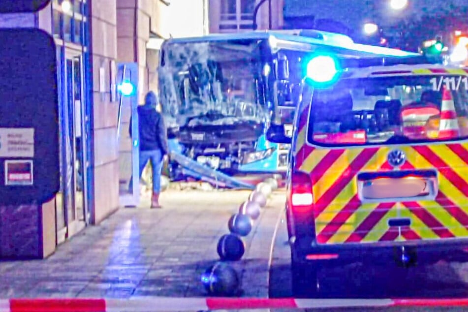 Linienbus rast in Hauswand: Mega-Schaden in Neustadt an der Weinstraße