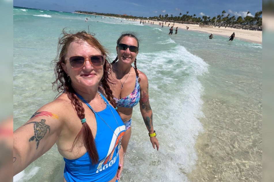 Die Freundin Kaarin Powell (l.) und Tina Fritz haben sich am Strand der Dominikanischen Republik ein paar schöne Tage gemacht.