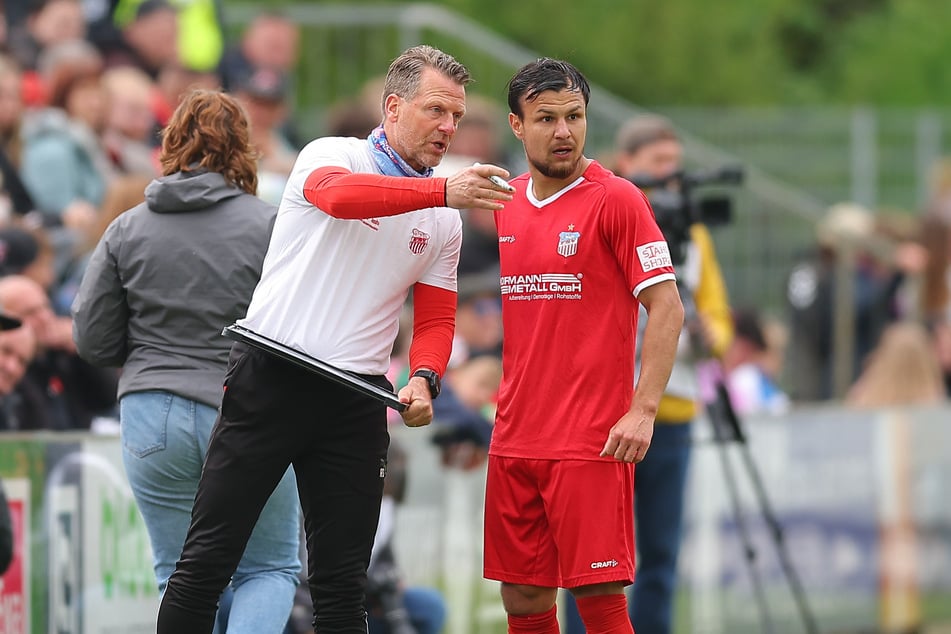 Rico Schmitt (57, l.) muss mehrere Wochen auf seinen Kapitän Andrey Startsev (32) verzichten. Wenn es ganz dumm läuft, steht sogar eine OP an.