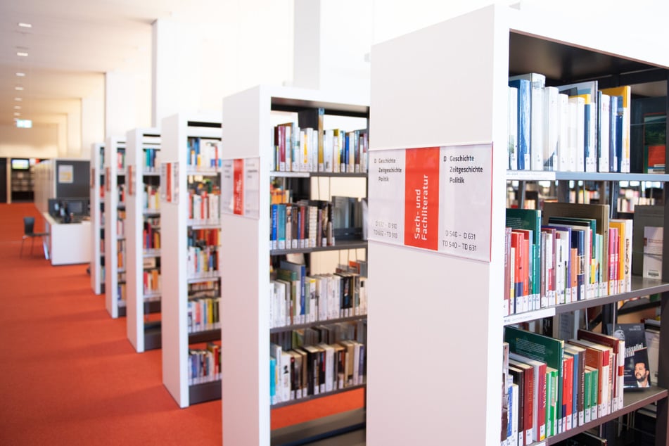 Bücherregale in der Zentralbibliothek im Dresdner Kulturpalast.