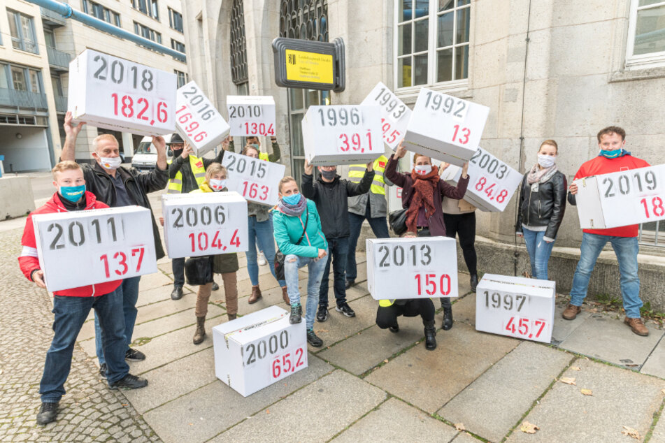 Behördenmitarbeiter streikten am Mittwoch, trafen sich vorm Bürgeramt.