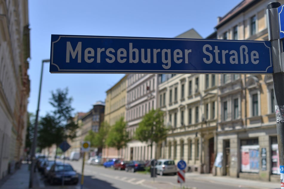 Auf der Merseburger Straße sind am Dienstag ein Auto und ein Motorrad zusammengestoßen. (Archivbild)