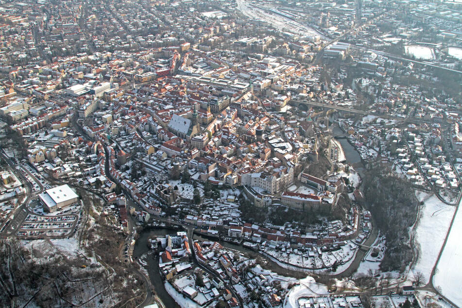 Über der Spree erhebt sich auf Felsen die Ortenburg in Bautzen. Sie gilt als wichtiges Zentrum im slawisch besiedelten Milzenerland, wurde vermutlich schon im 9. Jahrhundert angelegt.