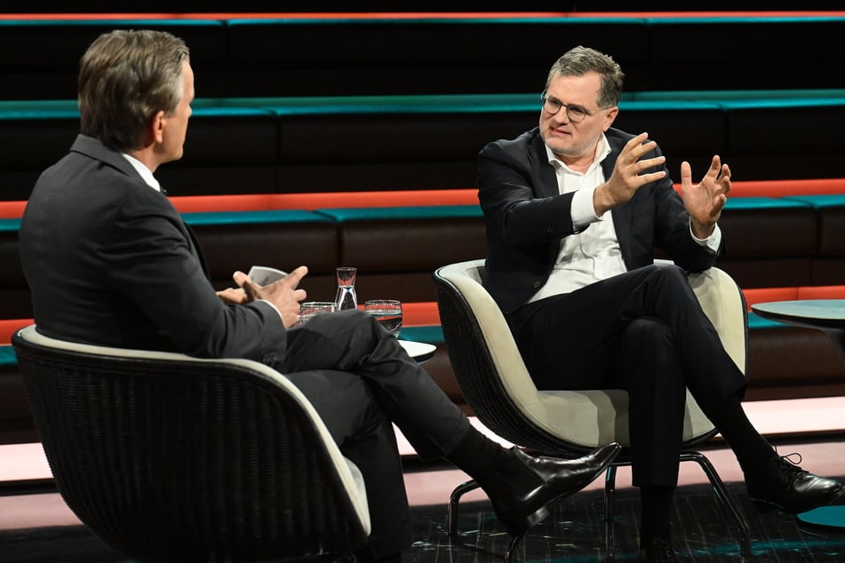 In seiner Sendung erfuhr Markus Lanz (56, l.) von Ex-Kanzleramtsminister Wolfgang Schmidt (55, SPD), dass der Kremlchef große Angst vor einer Corona-Infektion besitzt.