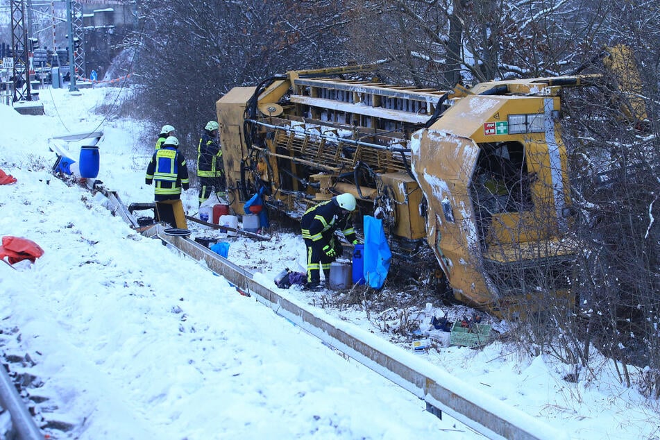Kran stürzt bei Gleisarbeiten einen Hang hinab: Mitarbeiter mit Schutzengel