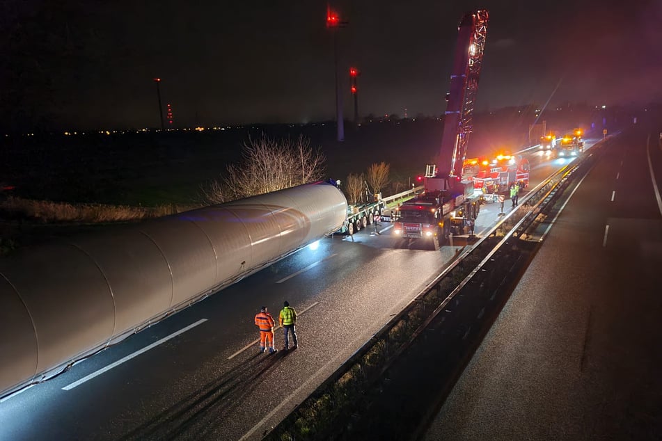 Der Schwerlasttransport geriet in den Seitenraum der A27 in Cuxhaven und verkeilte sich dort.