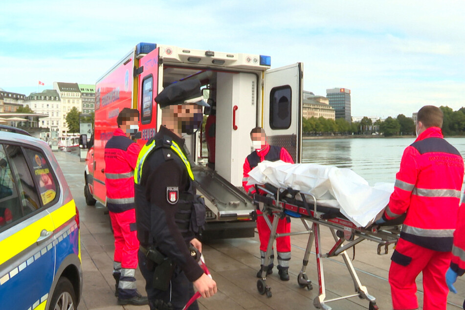 Die Wasserleiche wird von den Einsatzkräften in einen Rettungswagen verfrachtet.