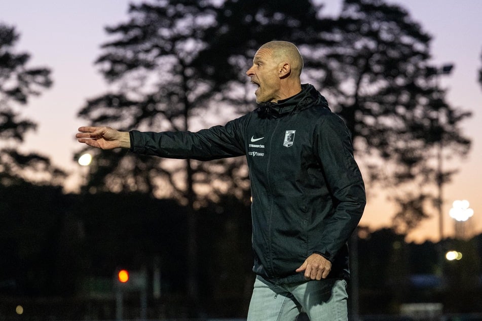 Chemie Leipzigs Trainer Alexander Schmidt (57) versuchte den Ball trotz 5:0-Kantersieg flach zu halten.