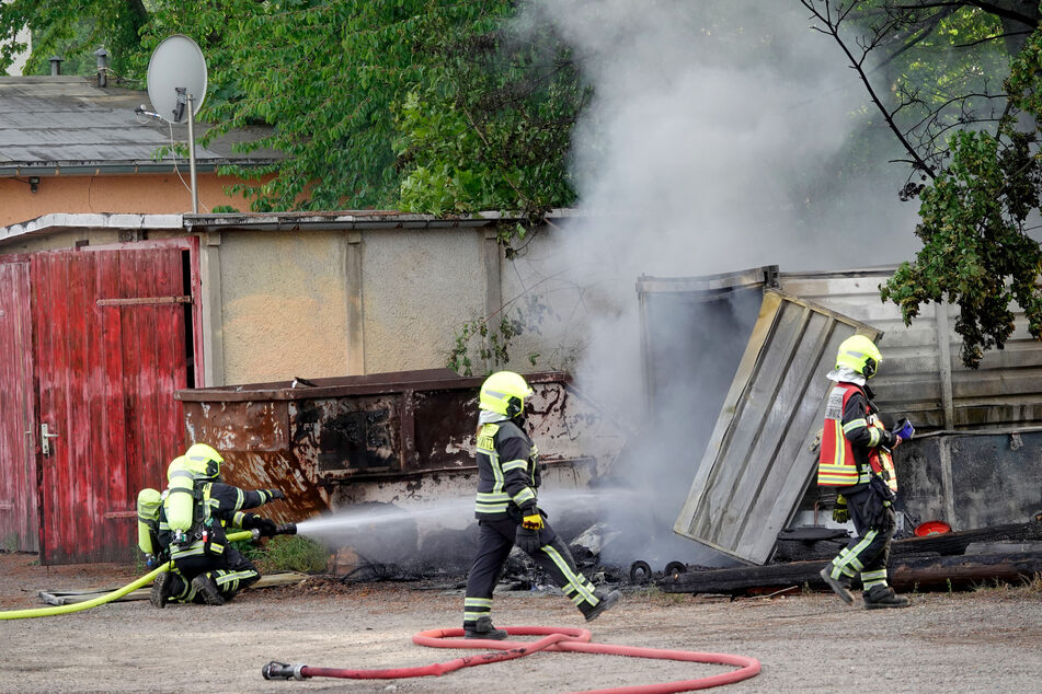Auf dem Hinterhof am alten Spinnenbau sind mehrere Container in Brand geraten.