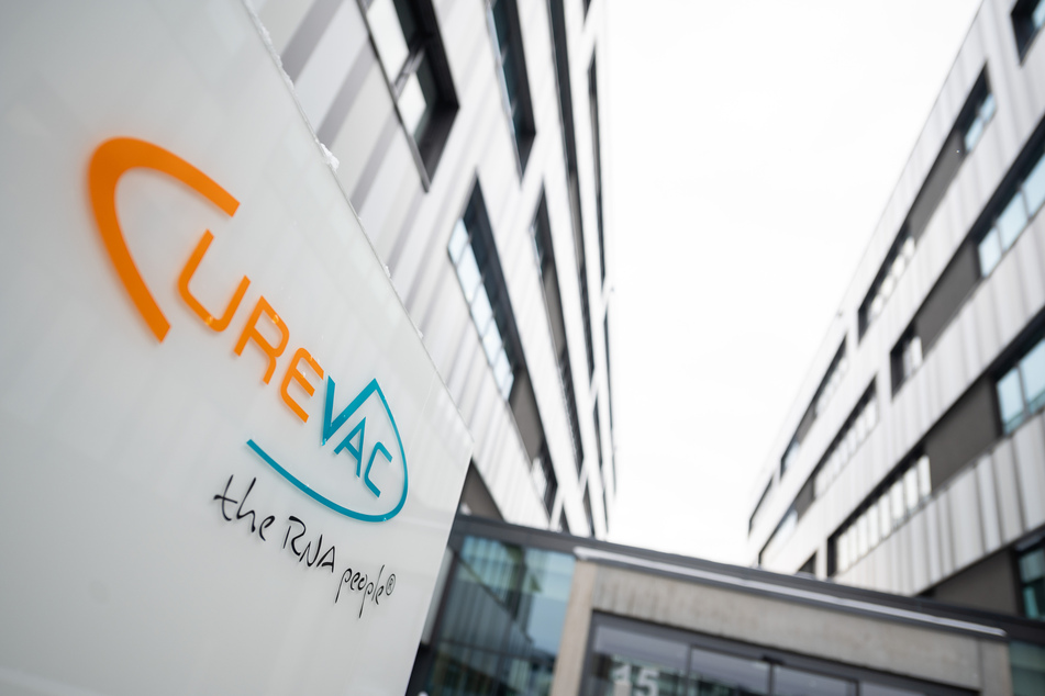 Das Logo des Biotech-Unternehmen Curevac mit dem Slogan "the RNA people" steht an der Unternehmenszentrale.