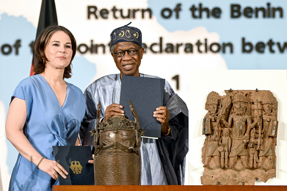 Annalena Baerbock (41, Grüne) und Nigerias Kulturminister Lai Mohammed (70) unterzeichneten das vier Seiten und zwölf Unterpunkte umfassende Abkommen, das eine "bedingungslose Rückgabe" der Bronzen vorsieht.