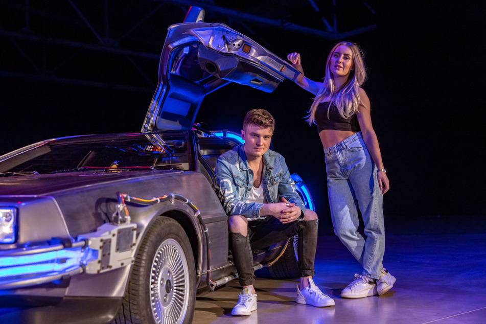 Toni (24) mit Model Hanna Lena am DeLorean: der Geist aus "Zurück in die Zukunft" im Musikvideo.