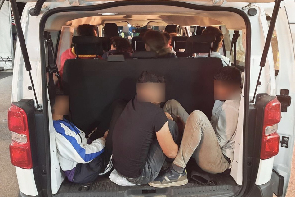 20 Migranten ohne Papiere in Kleinbus gepfercht: Fahrer unter Drogen