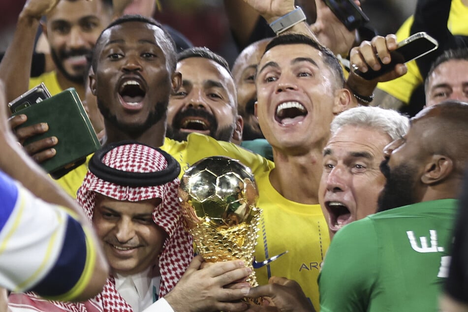 Superstars wie Cristiano Ronaldo (38, 4.v.r.) lotste Saudi-Arabien schon in die Wüste, nun will das Königreich auch die WM holen.