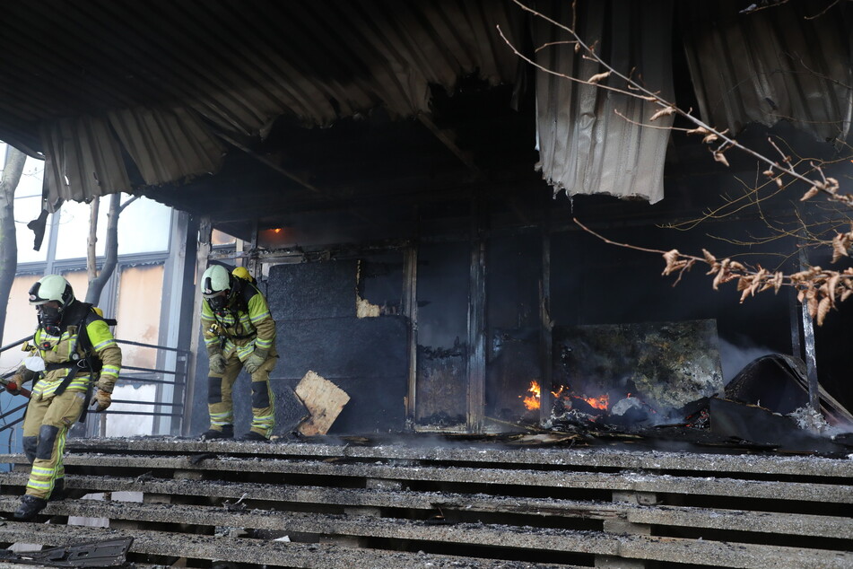 Im Eingangsbereich des Bürogebäudes sind heftige Brandspuren zu sehen. Die Feuerwehrleute konnten die Flammen aber unter Kontrolle bringen.